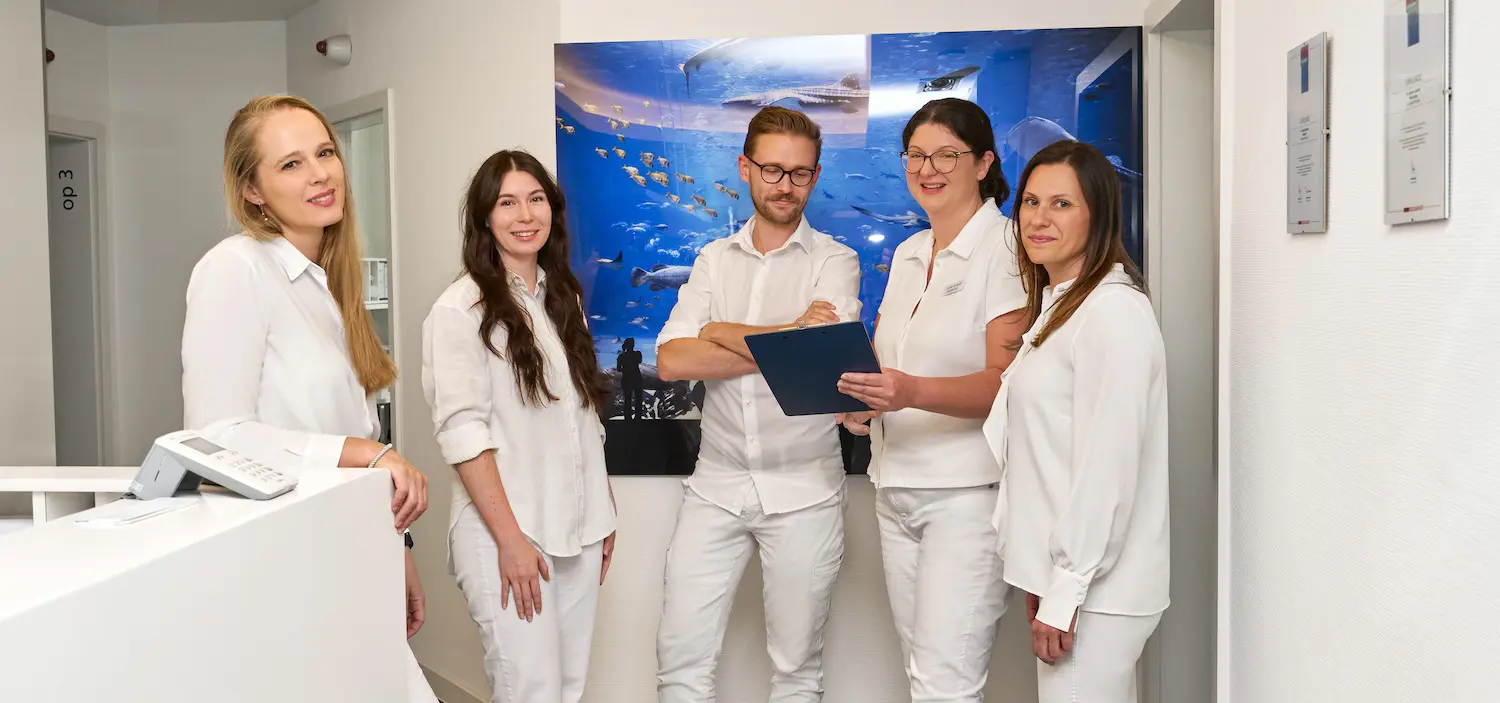 Praxisteam Aerzte Das Ärzte-Team steht im Flur der Praxis versammelt